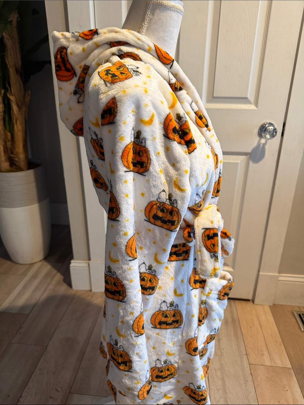 Peanuts White & Orange Pumpkin Hooded Plush Robe BNWOT - Picture 3 of 7